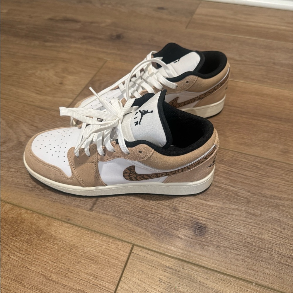 Mike Jordan Giraffe Air Force ones
